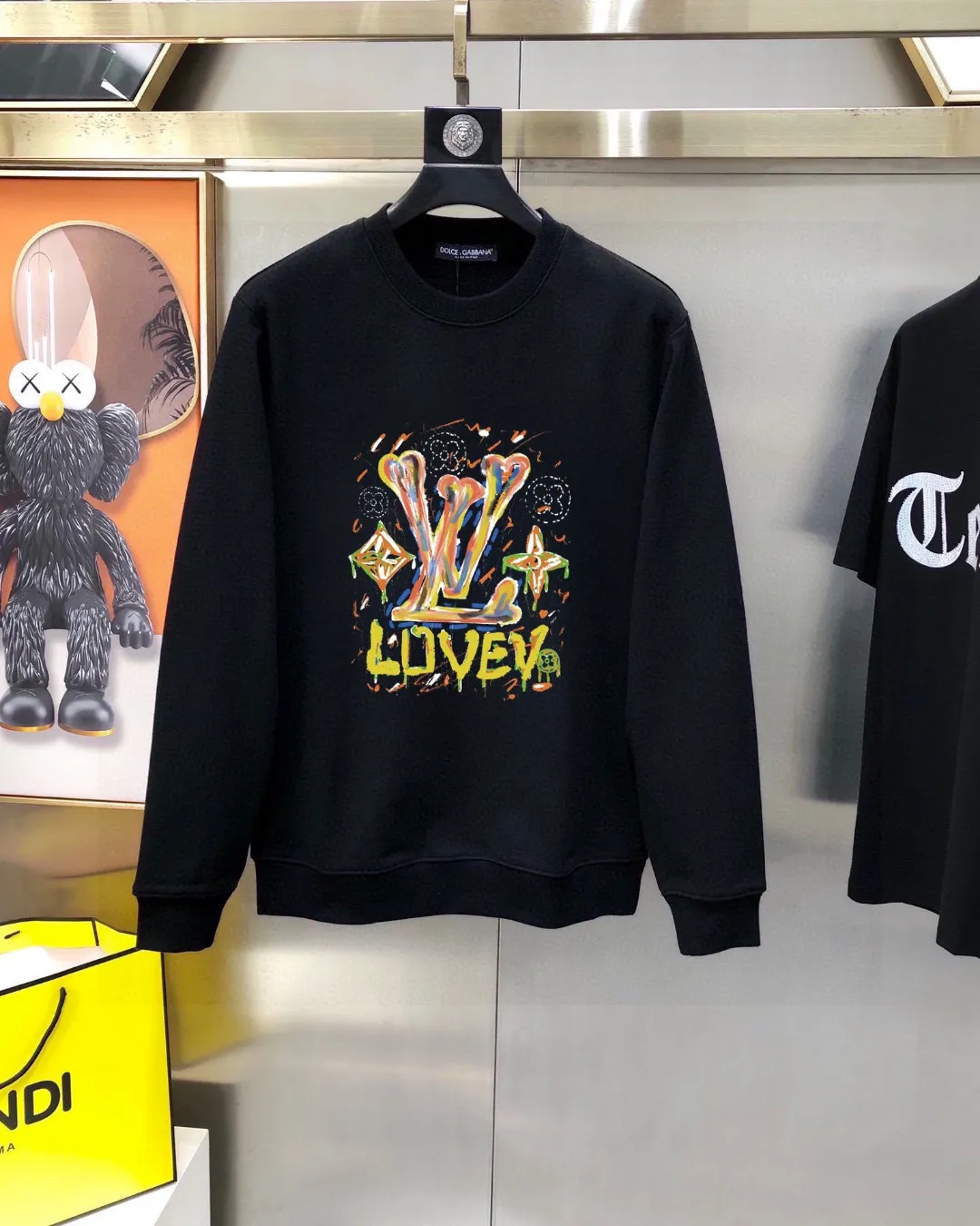 🅿️220 brand [LV Louis Vuitton] (good news for fat people) 2025ss autumn latest long-sleeved round-neck sweatshirt, on sale simultaneously on the official website. Refreshing and breathable. Made of top Tencel Roman. Comfortable and soft. 3D three-dimensional clarity. Super fashion sense. Great for gifting and keeping for yourself. Size: M-5XL (can wear up to 220 pounds)
